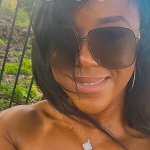 Meet your Posher, Mona